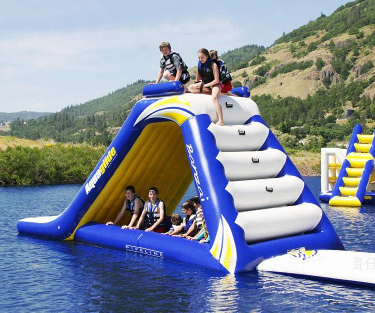 Familie som leker oppblåsbare leker med vanntårn med lysbilde Family Playing Inflatable Water Tower Toys With Slide
